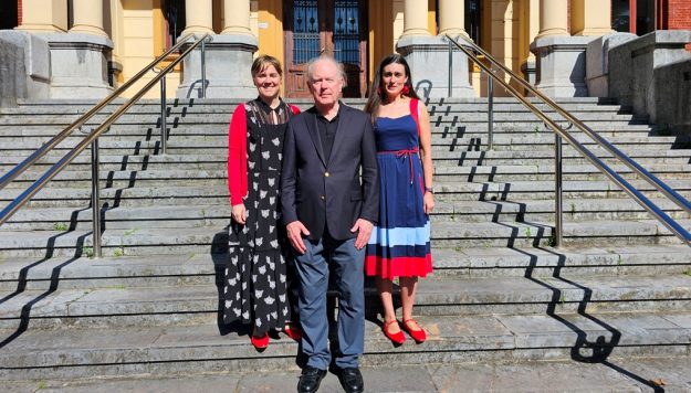 Nerea Cantero, Fuensanta Figueroa y John Farrer en las escaleras del Conservatorio