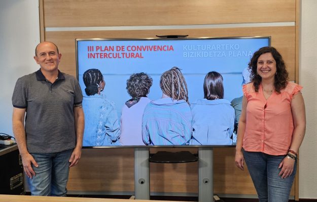 Foto de Carlos Fernández y Mónica Álvarez en la presentación del III Plan de Convviencia Intercultural