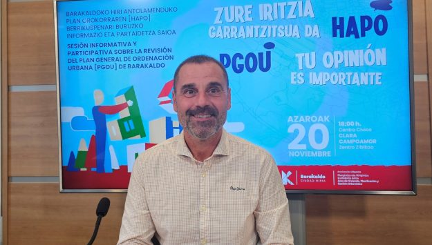 foto-de-juan-antonio-pizarro-con-la-imagen-de-la-iniciativa-de-participacion-ciudadana-del-pgou