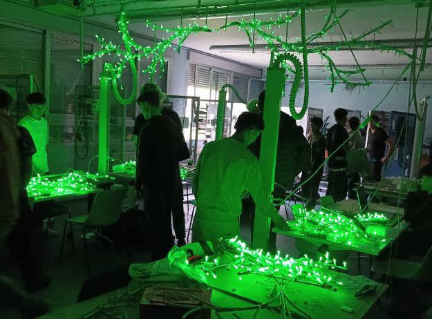 Alumnos de FP Santurtzi modernizan 12 adornos navideños