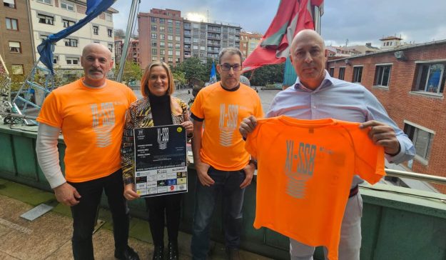 amaia-del-campo-e-inigo-asensio-junto-a-los-representantes-de-la-sociedad-ciclista-barakaldesa-en-la-presentacion-de-la-san-silvestre-24-12-23