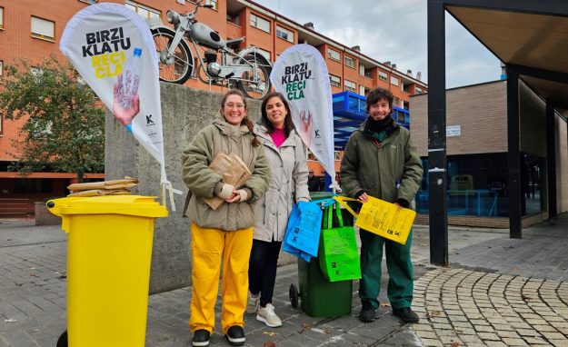 foto-de-alba-delgado-y-la-brigada-informativa-de-reciclaje-esta-manana-en-el-barrio-de-lutxana