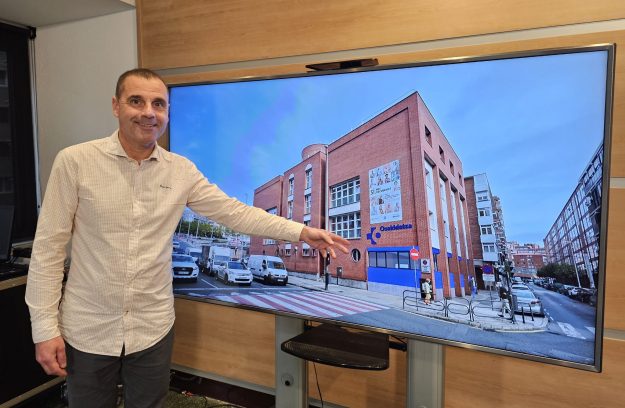 foto-de-juan-antonio-pizarro-con-una-recreacion-de-como-quedara-el-centro-de-salud-de-zuazo-con-las-obras