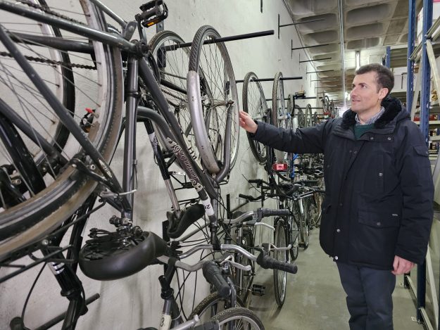 gorka-zubiaurre-concejal-de-alcaldia-junto-a-las-44-bicis-que-se-han-donado-a-valencia-24-12-13