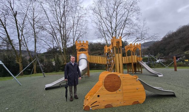 jon-andoni-uria-concejal-de-obras-y-servicios-para-los-barrios-y-la-ciudad-en-el-nuevo-parque-de-gorostiza-25-2-12