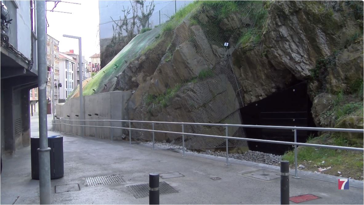 la-construccion-de-una-nueva-plaza-destapa-una-antigua-cueva-en-sestao